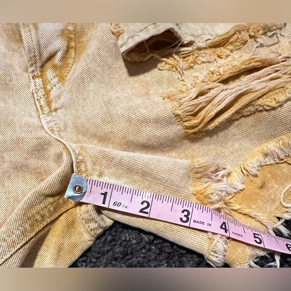 We The Free Women’s Size 28 Distressed Button Fly Shorts EUC - Picture 5 of 7